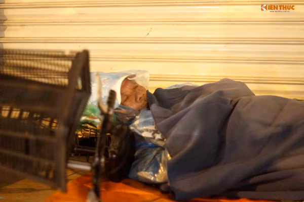 Những người vô gia cư tận dụng mọi thứ để giữ ấm cho cơ thể trước khi say trong giấc ngủ.