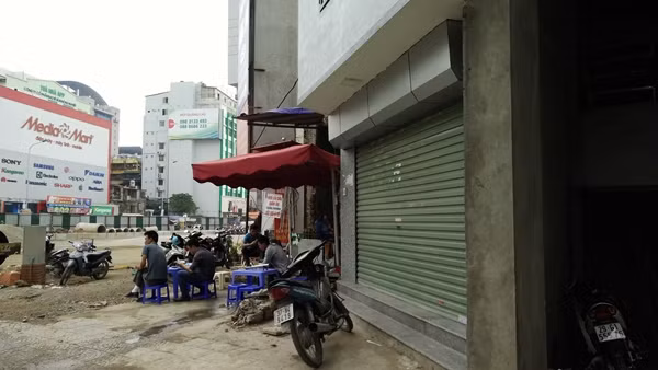 Ngôi nhà siêu méo vừa hoàn thành có mặt tiền hướng về phía đường Trường Chinh, phía sau được thiết kế theo kiểu hình tam giác và vẫn chưa được lăn sơn.