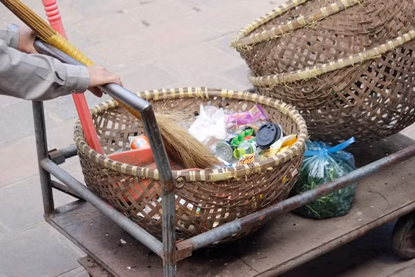 Lượng rác thải rất nhiều được các công nhân vệ sinh môi trường trong Văn Miếu - Quốc Tử Giám dọn dẹp liên tục.