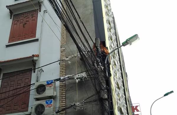 Trường hợp nếu xảy ra sự cố chập điện thì bảng quảng cáo của cơ sở karaoke này khó thoát khỏi "bà hỏa" hỏi thăm. Ảnh chụp ở Mễ Trì Hạ (Hà Nội).