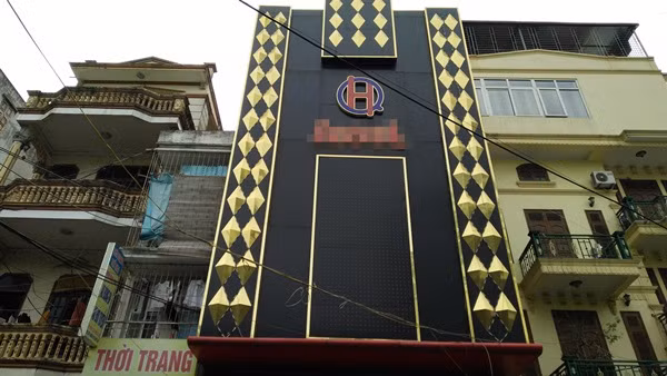 Ghi nhận của PV Kiến Thức, trong sáng 3/11, nhiều cơ sở karaoke trên địa bàn Hà Nội đã đóng kín cửa, tạm ngừng hoạt động kinh doanh.