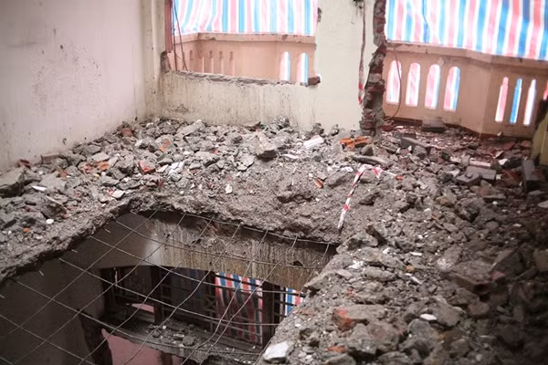 Lớp bê tông tại trần tầng 2 của ngôi nhà được khoan thành các lỗ để đẩy phế liệu từ các tầng trên xuống.