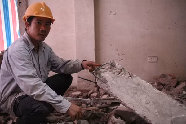 Công nhân tiến hành phá dỡ ngôi nhà số 177 ngõ Quan Thổ 1 một cách khoa học, đảm bảo yêu cầu kĩ thuật tránh xảy ra tình trạng mất an toàn lao động.