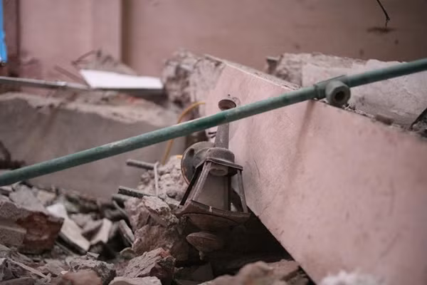 Gạch, cột tường bê tông nằm ngổn ngang bên trong.