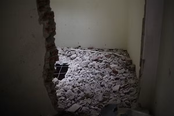 Đại diện phụ trách việc tháo dỡ công trình cho hay, phải mất vài ngày nữa công nhân mới hoàn thành xong việc phá dỡ ngôi nhà số 177 ngõ Quan Thổ 1.