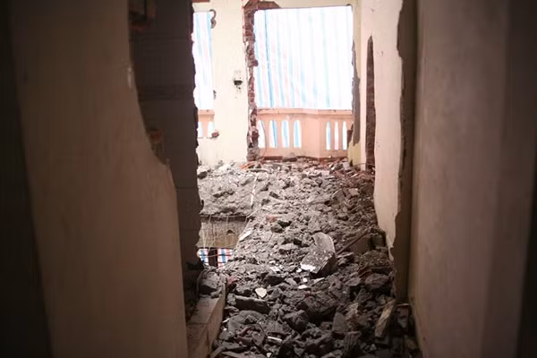 Từng góc của ngôi nhà nghiêng dần dần được phá dỡ.