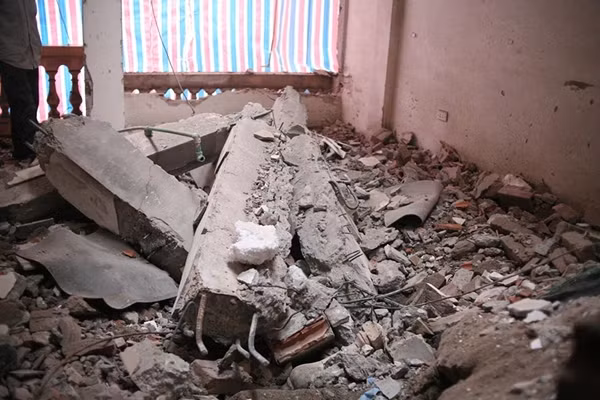 Gạch, cột tường bê tông nằm ngổn ngang bên trong.