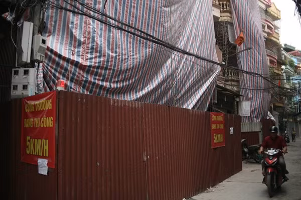 Ha Noi: Pha do nha 4 tang nghieng nhu thap Pisa