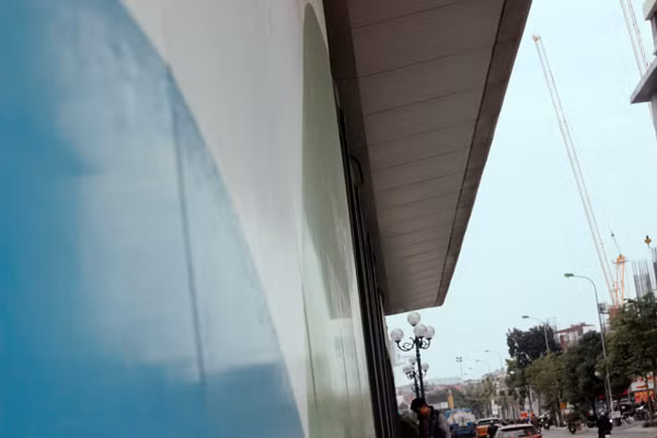 Ghi nhận của PV Kiến Thức, tại một số điểm nhà chờ xe buýt nhanh trên đường Lê Văn Lương, Tố Hữu, Lê Trọng Tấn... các cơ sở hạ tầng nhà chờ xe buýt nhanh đã hoàn thành gần như toàn bộ và chỉ còn một số hạng mục đang được công nhân gấp rút hoàn thiện.