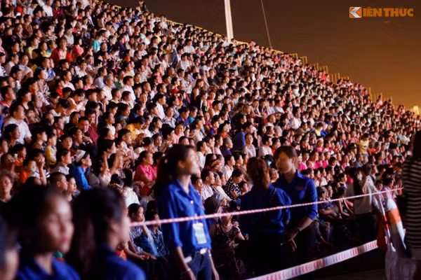 Hàng nghìn người dân tỉnh Hòa Bình ngồi ngay ngắn, xếp thẳng hàng chờ xem pháo hoa.