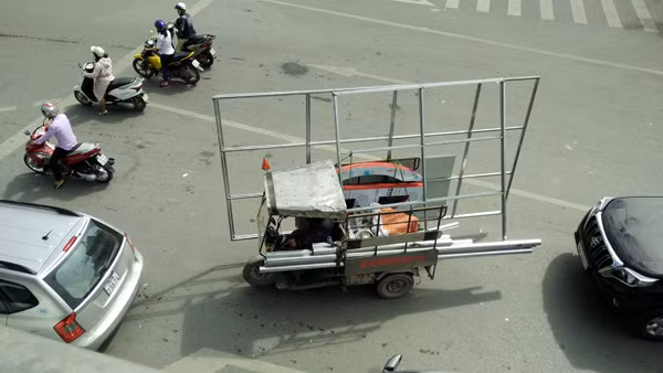 Đáng chú ý, các phương tiện được người đi đường ví như "máy chém" này không chỉ chở hàng cồng kềnh mà khi di chuyển trên đường phố Hà Nội còn liên tục phóng nhanh, vượt ẩu, thậm chí là lấn chiếm làn đường để tìm lối đi một cách nhanh nhất, tránh khỏi bị lực lượng chức năng bắt phạt.