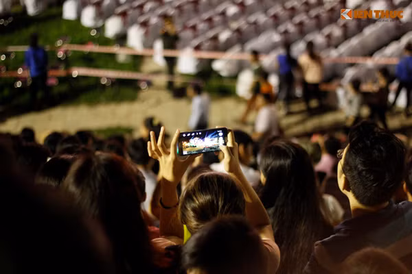 Nhiều người tranh thủ ghi lại những hình ảnh ấn tượng, đặc sắc nhất để về khoe với người thân, bạn bè.