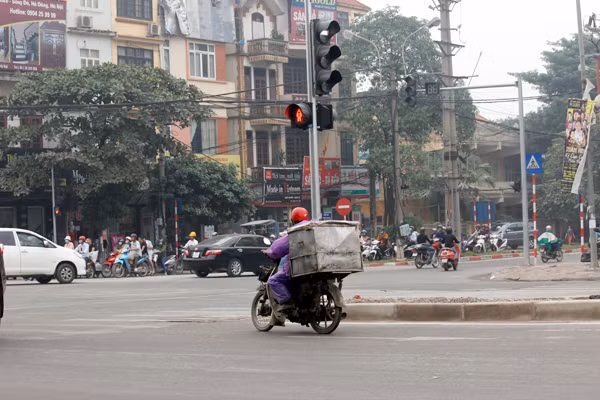 Chở hàng cồng kềnh và đi ngược chiều tại nút giao thông Vạn Phúc - Tố Hữu (Hà Nội).