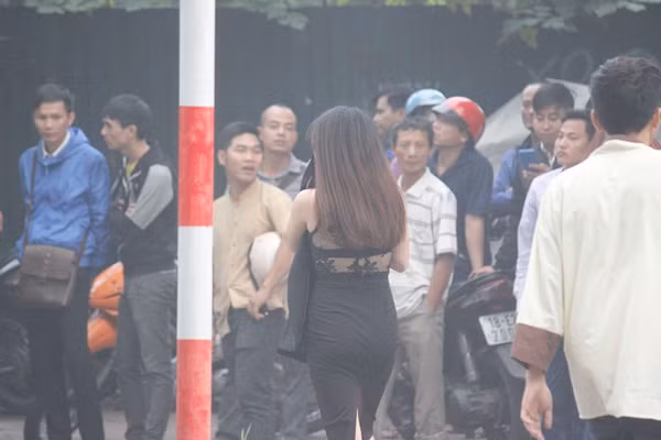 Nhiều chân dài bên trong khu vực hiện trường khẩn trương chạy ra ngoài.