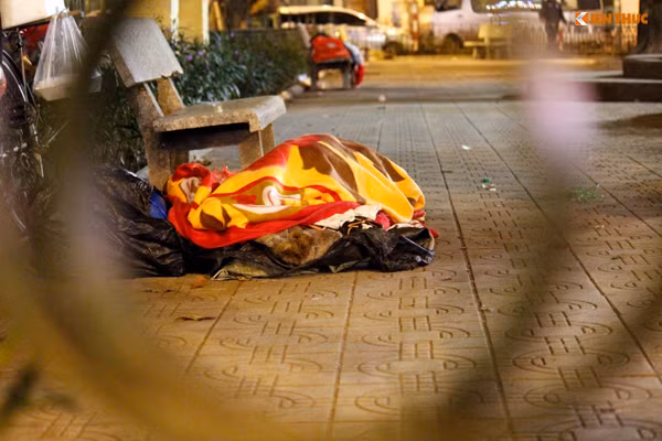 Chiếc chăn mỏng được phủ kín một người vô gia cư giúp che bớt phần nào gió đêm lạnh lẽo.