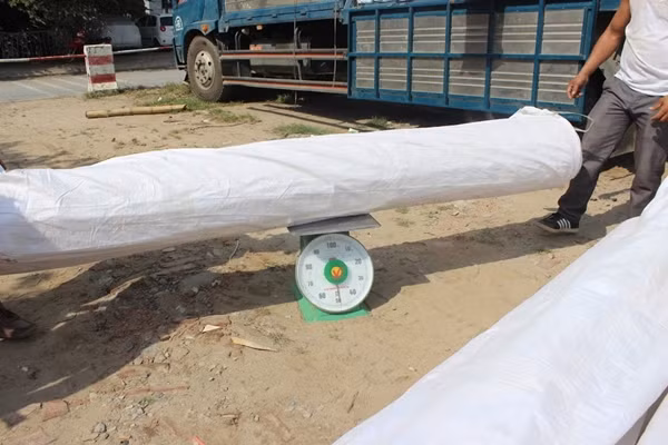 Theo quan sát, hơn trăm kiện vải được bọc trong bao tải, mỗi kiện dài hơn 2m và có trọng lượng hơn 50kg.