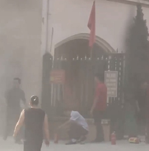 Nhiều người dân sống gần khu vực hoảng hốt, trong khi đó khói đen bay mịt mù. Nhiều người dân sống gần khu vực hoảng hốt, trong khi đó khói đen bay mịt mù.