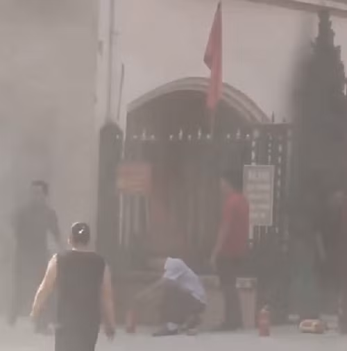 Nhiều người dân sống gần khu vực hoảng hốt, trong khi đó khói đen bay mịt mù.