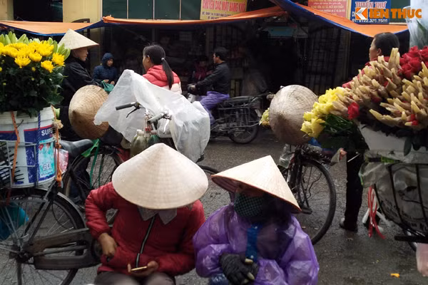 Ngồi co ro ở một góc chợ.