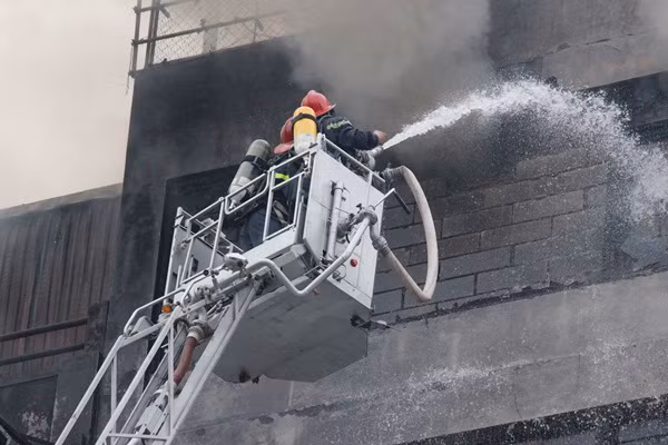 Chữa cháy karaoke ở Hà Nội từ nhiều hướng.