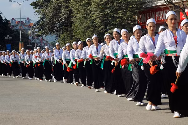 Bốn đoàn của 4 Mường trình diễn vòng quanh các tuyến đường chính rồi cùng hội tụ về quảng trường Hòa Bình.