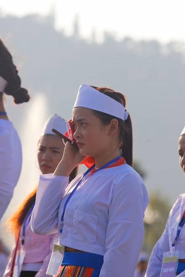 Nhiều nữ nghệ nhân Mường còn rất trẻ và xinh đẹp tham gia màn diễu hành chiêng Mường khiến khán giả trầm trồ.