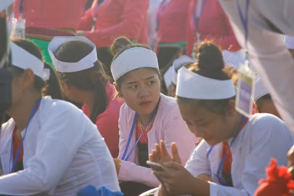 Thiếu nữ Mường càng trở nên xinh đẹp hơn trong trang phục truyền thống.