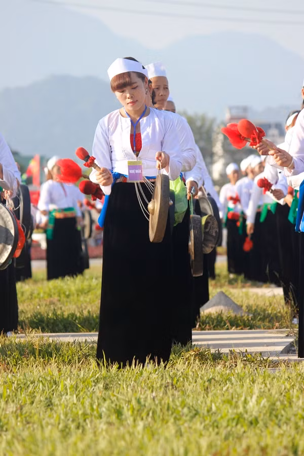 Được biết, chiêng Mường là một nhạc cụ linh khí truyền thống đã gắn bó lâu đời đối với đời sống của người Mường. Thông thường, chiêng Mường được đánh trong các dịp lễ tết, ngày hội lớn.
