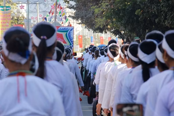 Tiếng chiêng vang rộn ràng qua các đường phố Hòa Bình.