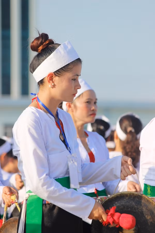 Một nghệ nhân tập trung theo nhịp điệu của chiêng.