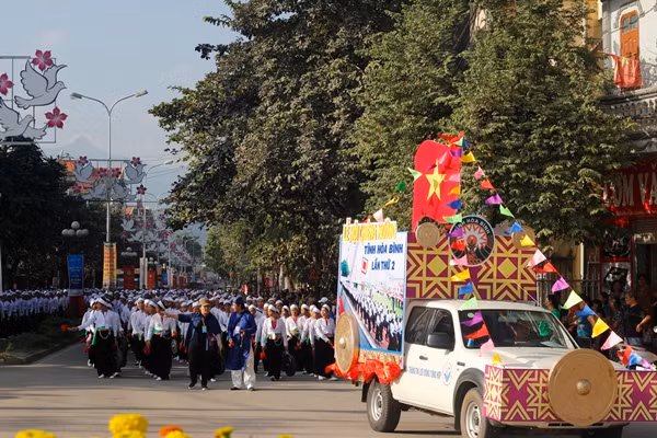 Chiều 19/11, 1.600 nghệ nhân chiêng đến từ 4 Mường (Bi, Vang, Thàng, Động) của tỉnh Hòa Bình đã tham gia màn diễu hành trình diễn chiêng trên đường phố tỉnh Hòa Bình.