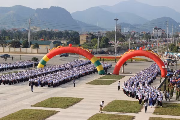 Các nghệ nhân di chuyển vào quảng trường Hòa Bình.