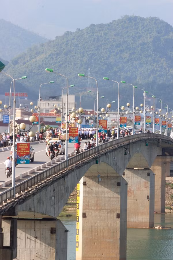 Màn trình diễn chiêng Mường nằm trong chuỗi hoạt động văn hóa của lễ kỷ niệm 130 năm thành lập tỉnh và 25 tái lập tỉnh Hòa Bình. Trong ảnh: Đoàn trình diễn đang diễu hành qua cầu Cứng.