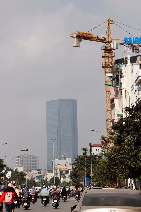 Một chiếc "búa trời" lủng lẳng trên đường Hà Nội.