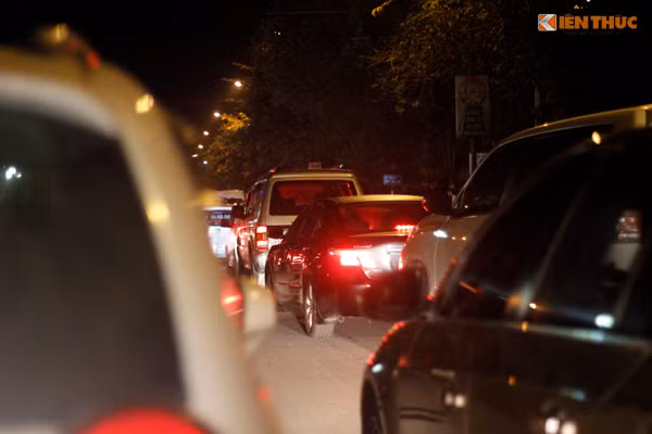 Các ngả đường di chuyển ra khỏi trung tâm TP Hòa Bình (tỉnh Hòa Bình) đều kẹt cứng, các phương tiện phải nhúc nhích từng cm sau khi thưởng thức xong màn trình diễn ca nhạc, pháo hoa rực rỡ,