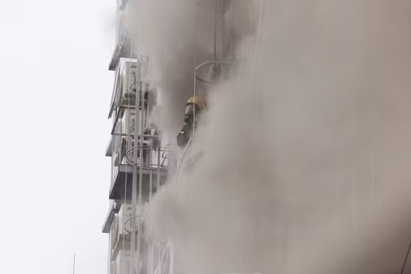 ...lao vào giặc lửa từ phía sau dãy nhà.