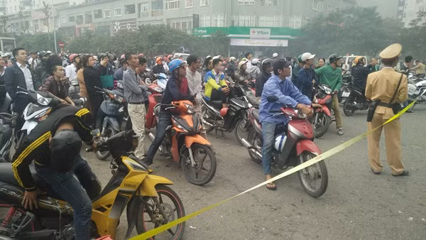 Hàng nghìn người dân kéo đến khu vực hiện trường để xem vụ việc.