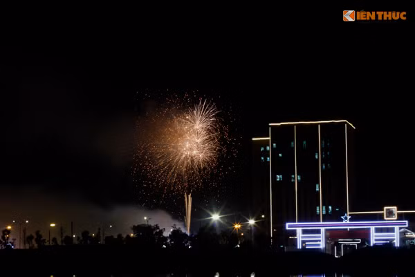 Pháo hoa lung linh, rực rỡ bay trên bầu trời Hòa Bình.