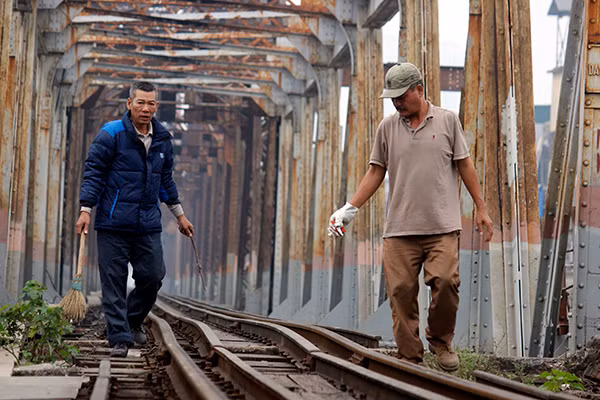 Sáng ngày hôm nay (12/11), lực lượng tự quản của phường Đồng Xuân đã tổ chức ra quân dọn dẹp các kim tiêm do các con nghiện vứt ở trên cầu Long Biên.
