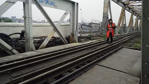 Nhiều người dân vô tư chụp ảnh trên cầu Long Biên và ngay khu vực các con nghiện chích ma túy vứt bỏ lại kim tiêm. Theo một cán bộ Phòng Cảnh sát điều tra tội phạm về ma túy, Công an TP Hà Nội, cho biết: "Công an TP đã chỉ đạo lực lượng vào cuộc xử lý, trước mắt sẽ tiến hành thu dọn sạch các kim tiêm trên cầu, sau đó thường xuyên tuần tra nhằm phát hiện, bắt giữ các đối tượng nghiện hút để xử lý theo quy định của pháp luật...".