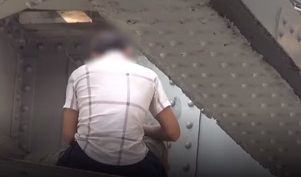 Sau khi chích ma túy xong, những con nghiện thản nhiên vứt bỏ lại kim tiêm vẫn còn dính máu bên trong ở nhiều góc, thậm chí ngay dưới chân cầu Long Biên.