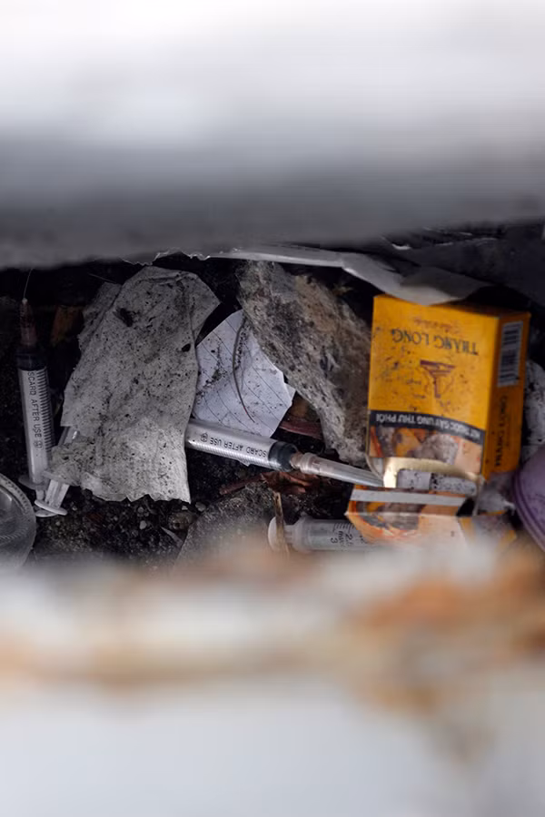 Những chiếc kim tiêm mà các con nghiện sử dụng chích ma túy vứt bừa bãi ở cầu Long Biên.