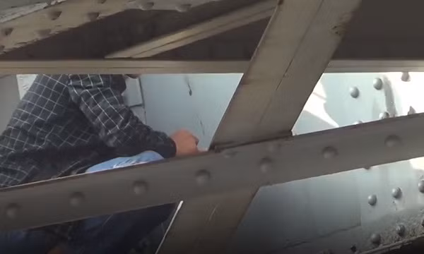 Dang lo con nghien chich ma tuy giua ban ngay o cau Long Bien