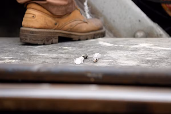 Kim tiêm vẫn còn dính máu bên trong được con nghiện vứt bừa bãi trên cầu.