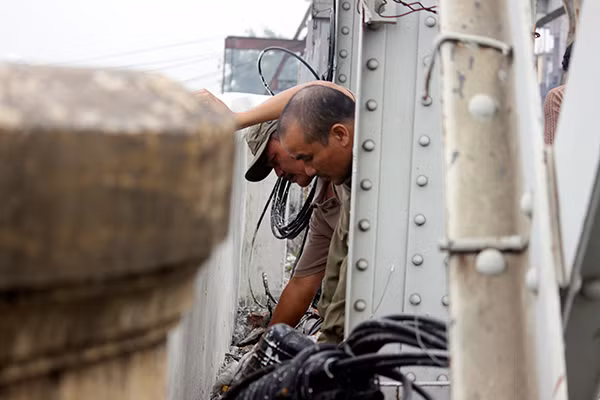 Lực lượng tự quản dọn nhặt các kim tiêm ở nhiều ngóc ngách trên cầu.