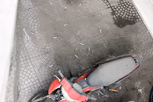 Hàng chục kim tiêm bị rơi xuống khu vực bãi trông giữ xe của Công ty TNHH MTV Khai thác điểm đỗ xe Hà Nội, ngay dưới chân cầu Long Biên.