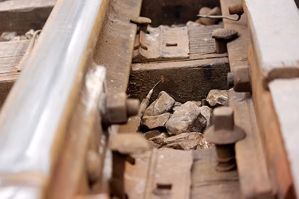 Thậm chí, ở ngay khu vực đường ray tàu hỏa chạy qua (gần nhà ga Long Biên, Hà Nội).