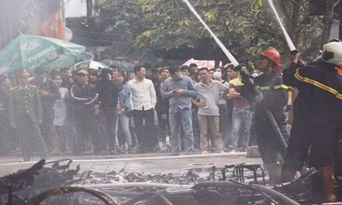 Nhận được tin báo lực lượng chức năng khẩn trương đến hiện trường dập lửa, cứu người.