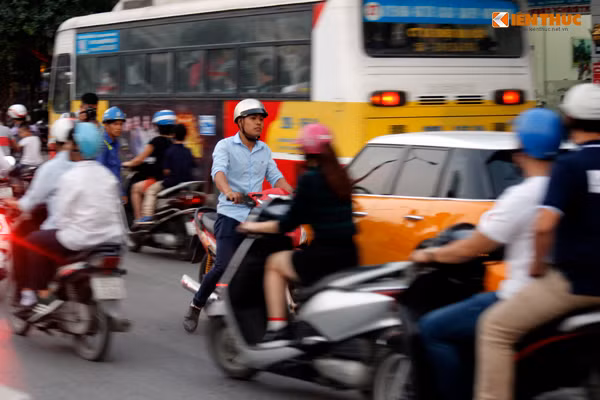 Nam thanh niên cố gắng len lỏi qua dòng phương tiện để quay đầu xe tìm lối đi khác.