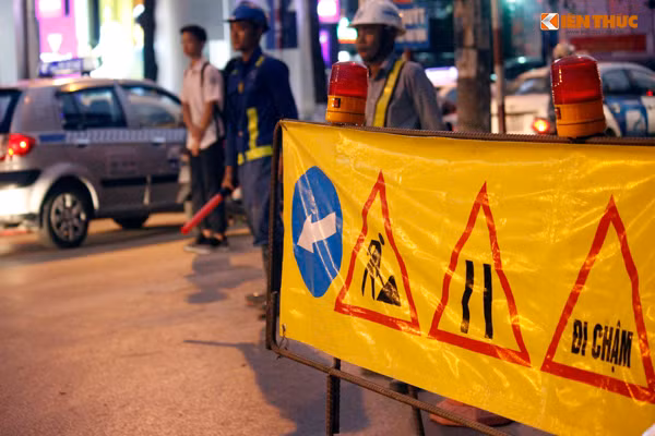 Tấm biển báo được đặt trước làn đường cấm để người dân biết được.